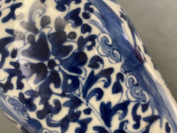 Een Chinees blauw-wit vijfdelig kaststel met pauwen, Kangxi merk, 19e eeuw